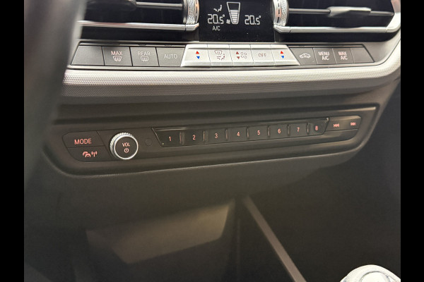 BMW 1-serie 116i Business Edition | Zwarte grill | Apple Carplay | DAB+ | PDC V+A