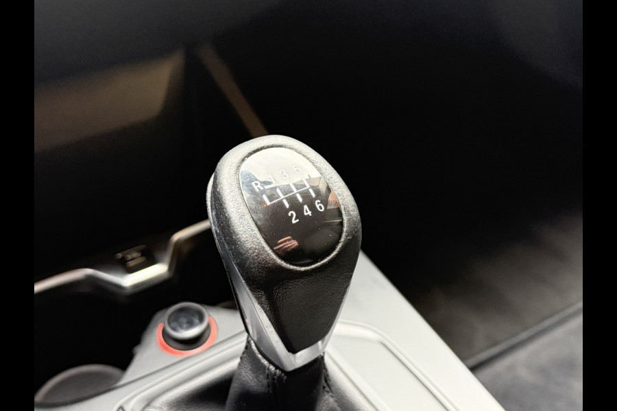 BMW 1-serie 116i Business Edition | Zwarte grill | Apple Carplay | DAB+ | PDC V+A