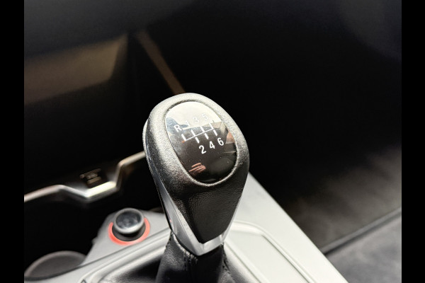 BMW 1-serie 116i Business Edition | Zwarte grill | Apple Carplay | DAB+ | PDC V+A