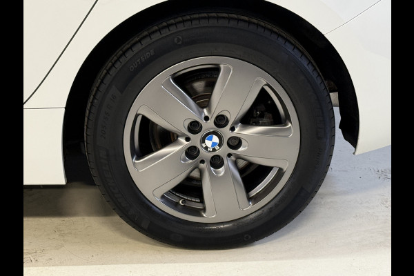 BMW 1-serie 116i Business Edition | Zwarte grill | Apple Carplay | DAB+ | PDC V+A