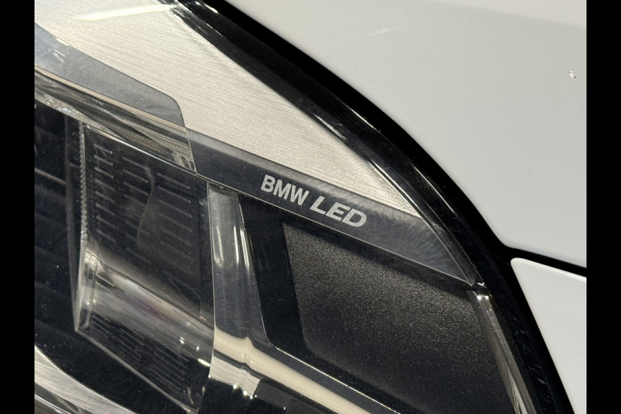 BMW 1-serie 116i Business Edition | Zwarte grill | Apple Carplay | DAB+ | PDC V+A