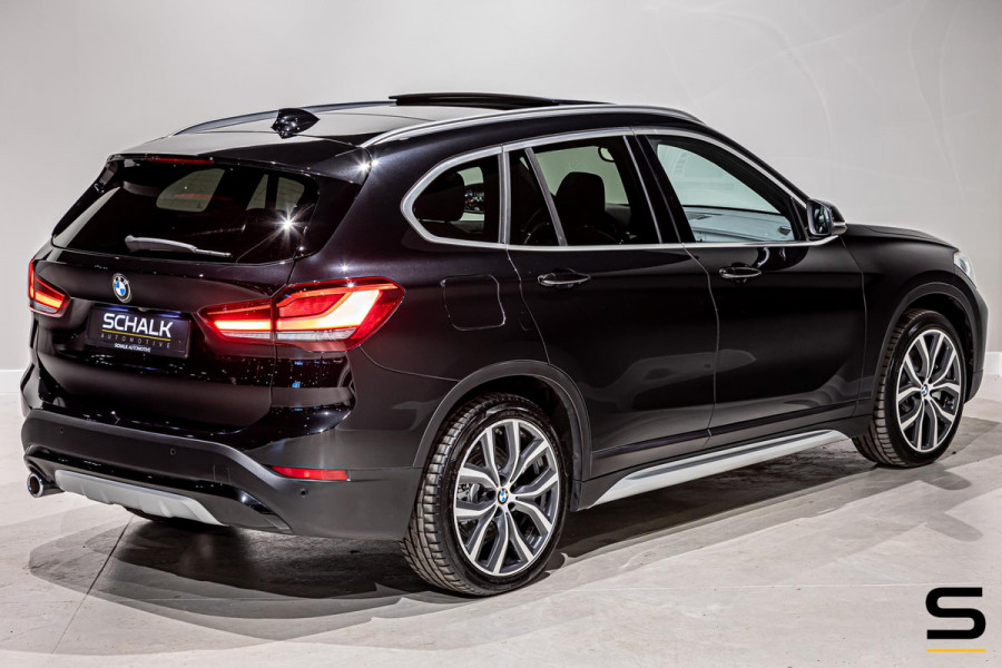 BMW X1 XDrive25e High Executive|NAP|1eig|Pano|HUD|Trekhaak