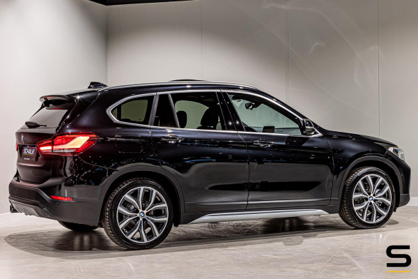 BMW X1 XDrive25e High Executive|NAP|1eig|Pano|HUD|Trekhaak