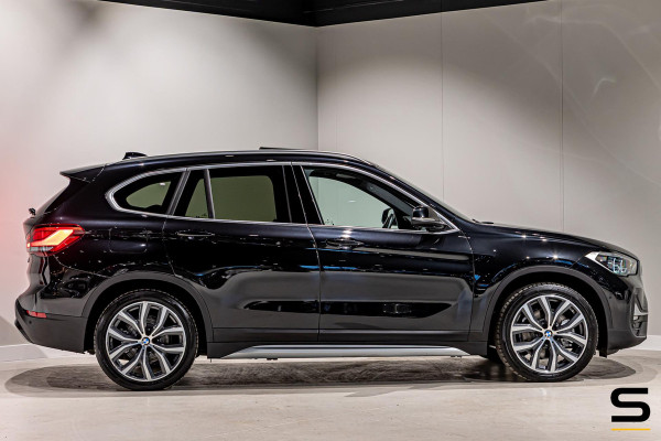 BMW X1 XDrive25e High Executive|NAP|1eig|Pano|HUD|Trekhaak