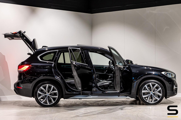 BMW X1 XDrive25e High Executive|NAP|1eig|Pano|HUD|Trekhaak
