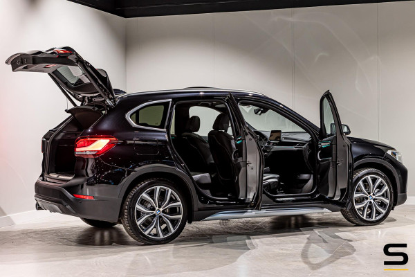 BMW X1 XDrive25e High Executive|NAP|1eig|Pano|HUD|Trekhaak