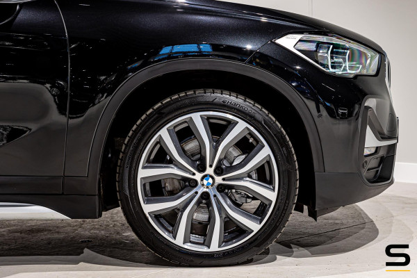 BMW X1 XDrive25e High Executive|NAP|1eig|Pano|HUD|Trekhaak