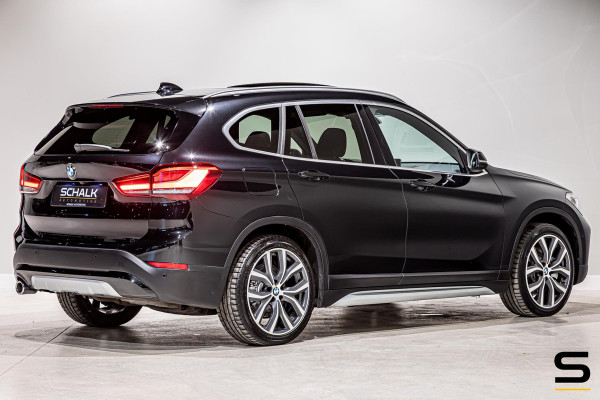 BMW X1 XDrive25e High Executive|NAP|1eig|Pano|HUD|Trekhaak