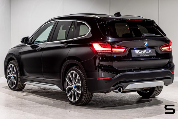 BMW X1 XDrive25e High Executive|NAP|1eig|Pano|HUD|Trekhaak