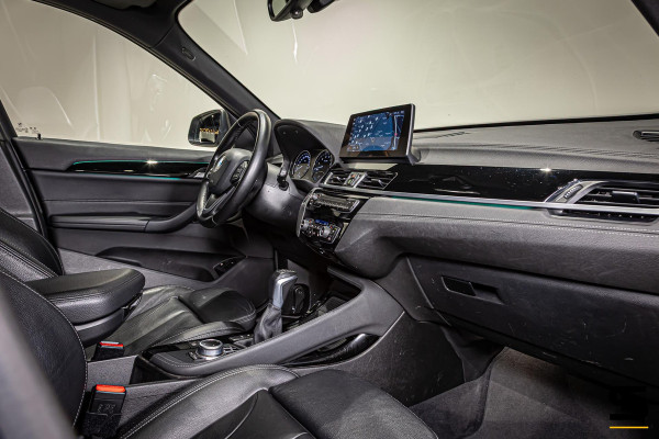 BMW X1 XDrive25e High Executive|NAP|1eig|Pano|HUD|Trekhaak