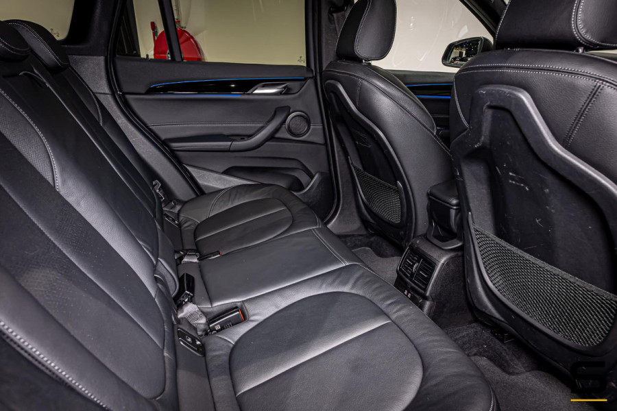 BMW X1 XDrive25e High Executive|NAP|1eig|Pano|HUD|Trekhaak