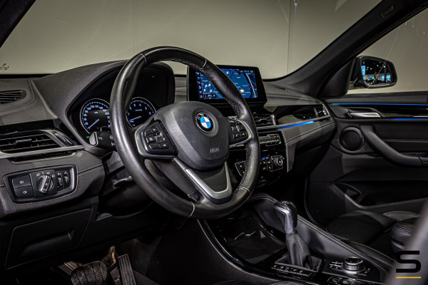 BMW X1 XDrive25e High Executive|NAP|1eig|Pano|HUD|Trekhaak