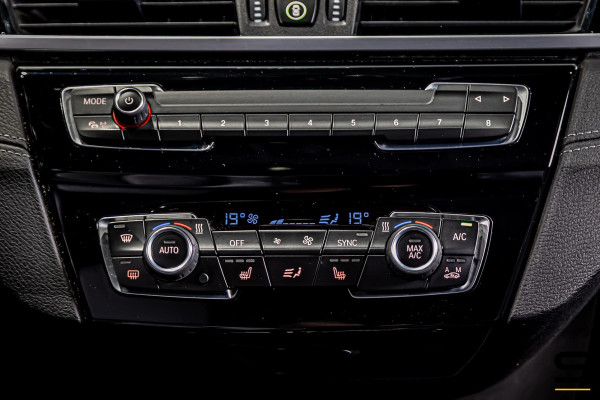 BMW X1 XDrive25e High Executive|NAP|1eig|Pano|HUD|Trekhaak