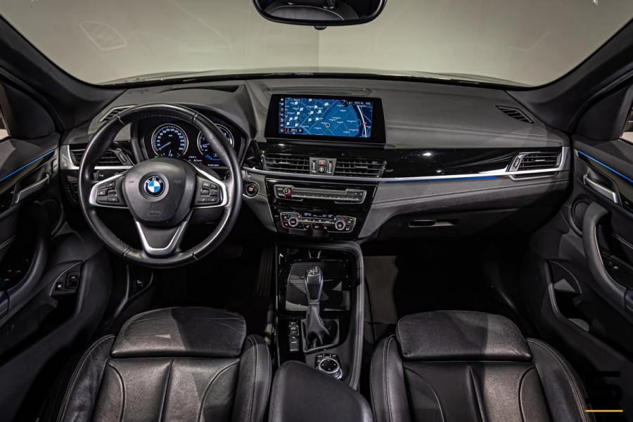 BMW X1 XDrive25e High Executive|NAP|1eig|Pano|HUD|Trekhaak