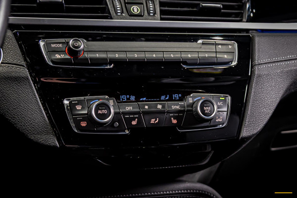 BMW X1 XDrive25e High Executive|NAP|1eig|Pano|HUD|Trekhaak