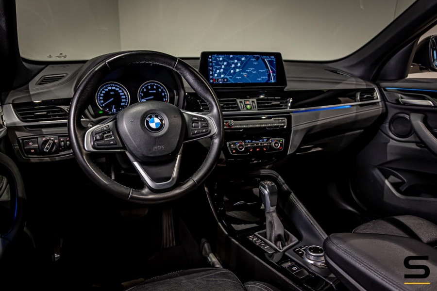 BMW X1 XDrive25e High Executive|NAP|1eig|Pano|HUD|Trekhaak