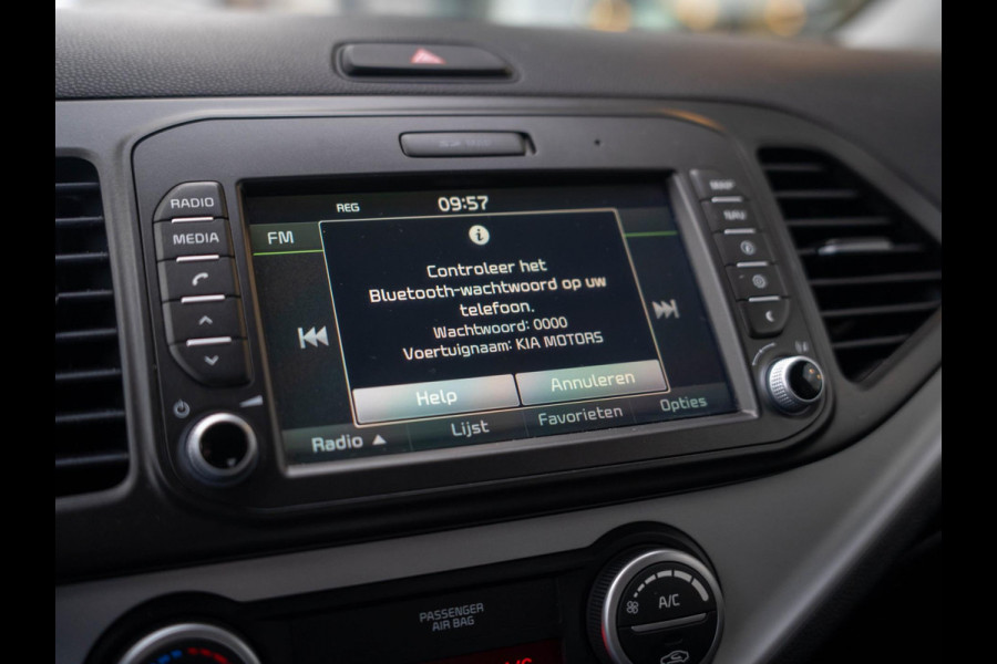 Kia Picanto 1.0 CVVT ComfortPlusLine Navigator / Camera / Trekhaak / Climate control / Cruise control