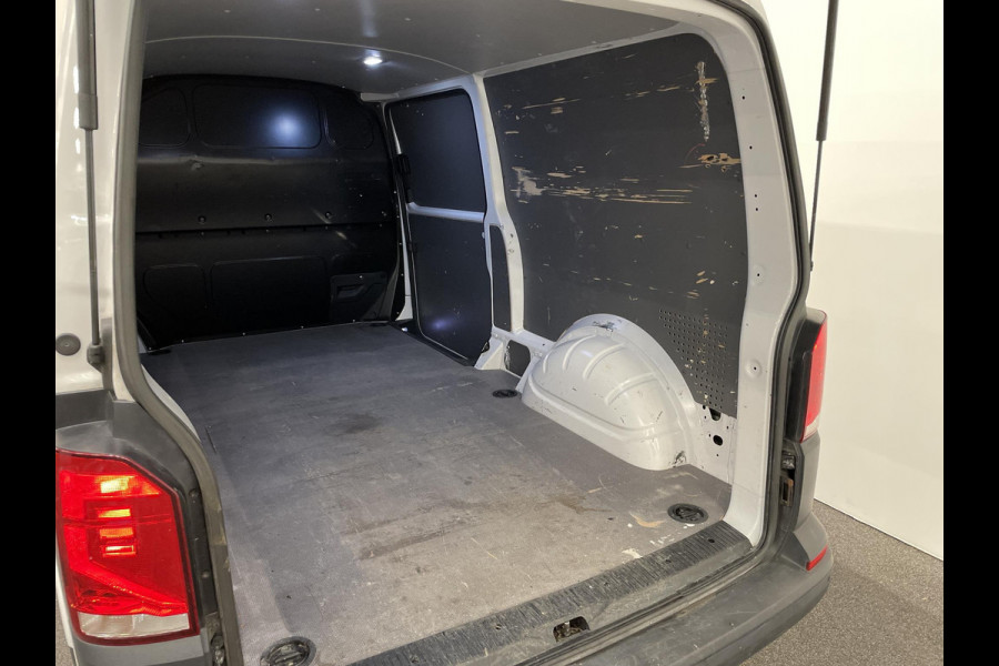 Volkswagen Transporter 2.0 TDI L2H1 28 Airco Cruise Control Apple CarPlay Trekhaak Achterklep