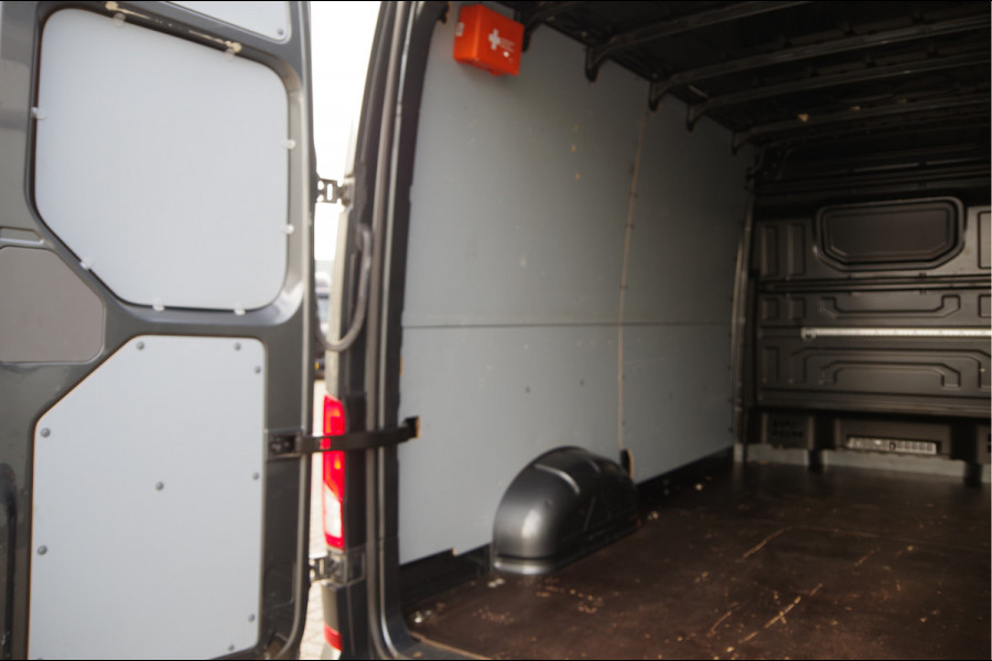Volkswagen Crafter 35 2.0 TDI L3H3 140PK AUT. 3-ZITS, TREKHAAK, CAMERA, NAVI, CRUISE, AIRCO, NL AUTO, NAP