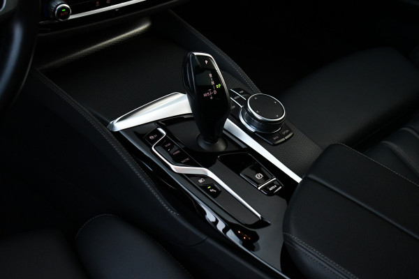 BMW 5 Serie Touring 530e xDrive M-Sport Pano ACC H/K HUD 19inch