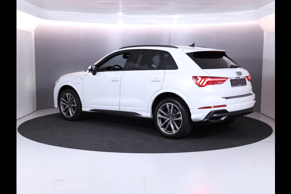 Audi Q3 45 TFSI e S edition 245pk SOH 95% | Parkeercamera | Trekhaak | 19 inch lichtmetalen velgen | Verwambare voorstoelen | S-line interieur
