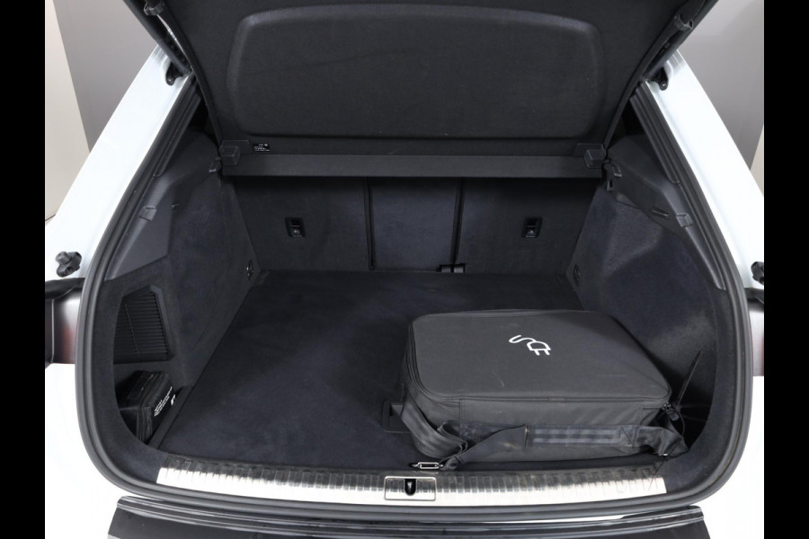 Audi Q3 45 TFSI e S edition 245pk SOH 95% | Parkeercamera | Trekhaak | 19 inch lichtmetalen velgen | Verwambare voorstoelen | S-line interieur