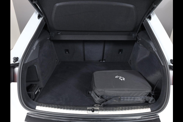 Audi Q3 45 TFSI e S edition 245pk SOH 95% | Parkeercamera | Trekhaak | 19 inch lichtmetalen velgen | Verwambare voorstoelen | S-line interieur