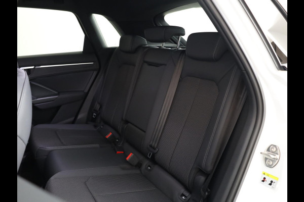 Audi Q3 45 TFSI e S edition 245pk SOH 95% | Parkeercamera | Trekhaak | 19 inch lichtmetalen velgen | Verwambare voorstoelen | S-line interieur