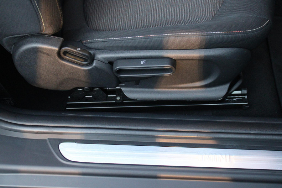 MINI One 1.2 102PK ONE SALT BUSINESS | STOEL VERWARMING | 17" LICHTMETALEN VELGEN JOHN COOPER WORKS | AIRCO | LAGE KM STAND! | PARKEERSENSOREN ACHTER |