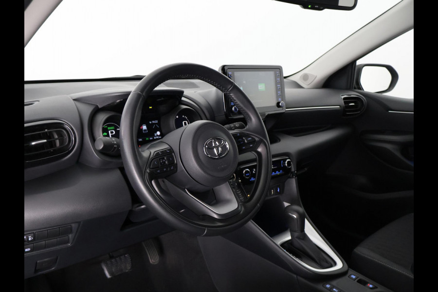 Toyota Yaris 1.5 HYBRID DYNAMIC 1e EIG. GARANTIE 8-2033 AUTOMAAT .CARPLAY NAVIGATIE . CAMERA . STOELVERWARMING . APPLE CARPLAY & ANDROID AUTO.