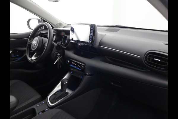 Toyota Yaris 1.5 HYBRID DYNAMIC 1e EIG. GARANTIE 8-2033 AUTOMAAT .CARPLAY NAVIGATIE . CAMERA . STOELVERWARMING . APPLE CARPLAY & ANDROID AUTO.