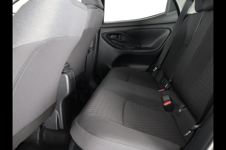 Toyota Yaris 1.5 HYBRID DYNAMIC 1e EIG. GARANTIE 8-2033 AUTOMAAT .CARPLAY NAVIGATIE . CAMERA . STOELVERWARMING . APPLE CARPLAY & ANDROID AUTO.