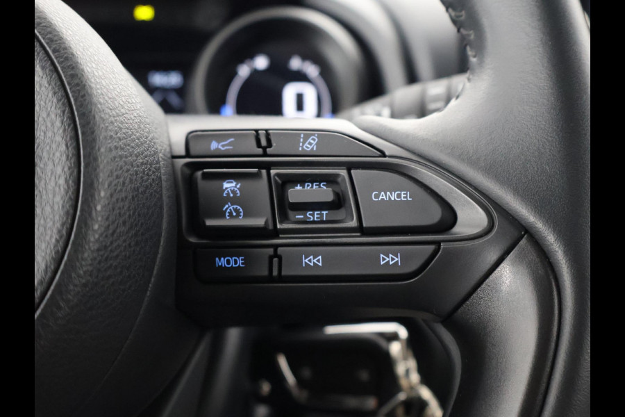 Toyota Yaris 1.5 HYBRID DYNAMIC 1e EIG. GARANTIE 8-2033 AUTOMAAT .CARPLAY NAVIGATIE . CAMERA . STOELVERWARMING . APPLE CARPLAY & ANDROID AUTO.