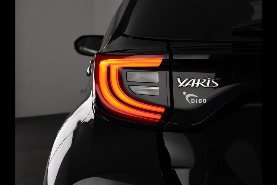Toyota Yaris 1.5 HYBRID DYNAMIC 1e EIG. GARANTIE 8-2033 AUTOMAAT .CARPLAY NAVIGATIE . CAMERA . STOELVERWARMING . APPLE CARPLAY & ANDROID AUTO.