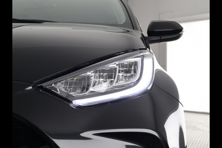 Toyota Yaris 1.5 HYBRID DYNAMIC 1e EIG. GARANTIE 8-2033 AUTOMAAT .CARPLAY NAVIGATIE . CAMERA . STOELVERWARMING . APPLE CARPLAY & ANDROID AUTO.