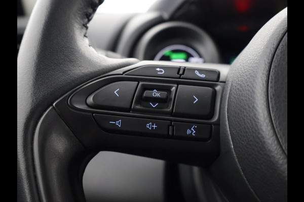 Toyota Yaris 1.5 HYBRID DYNAMIC 1e EIG. GARANTIE 8-2033 AUTOMAAT .CARPLAY NAVIGATIE . CAMERA . STOELVERWARMING . APPLE CARPLAY & ANDROID AUTO.