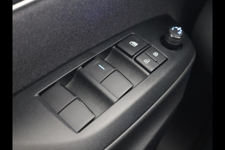 Toyota Yaris 1.5 HYBRID DYNAMIC 1e EIG. GARANTIE 8-2033 AUTOMAAT .CARPLAY NAVIGATIE . CAMERA . STOELVERWARMING . APPLE CARPLAY & ANDROID AUTO.