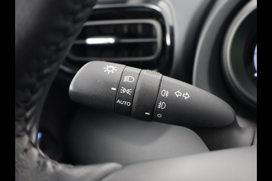 Toyota Yaris 1.5 HYBRID DYNAMIC 1e EIG. GARANTIE 8-2033 AUTOMAAT .CARPLAY NAVIGATIE . CAMERA . STOELVERWARMING . APPLE CARPLAY & ANDROID AUTO.