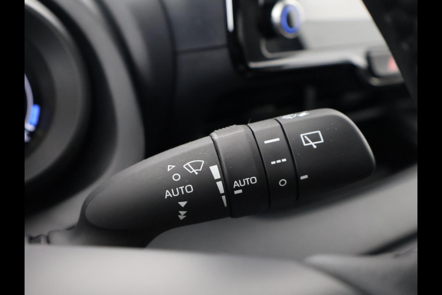 Toyota Yaris 1.5 HYBRID DYNAMIC 1e EIG. GARANTIE 8-2033 AUTOMAAT .CARPLAY NAVIGATIE . CAMERA . STOELVERWARMING . APPLE CARPLAY & ANDROID AUTO.