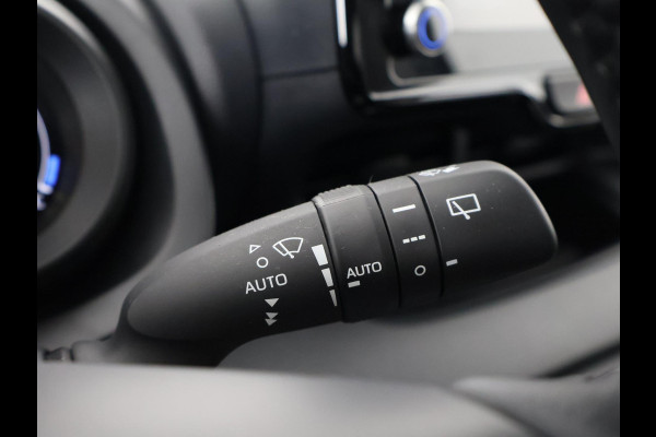 Toyota Yaris 1.5 HYBRID DYNAMIC 1e EIG. GARANTIE 8-2033 AUTOMAAT .CARPLAY NAVIGATIE . CAMERA . STOELVERWARMING . APPLE CARPLAY & ANDROID AUTO.