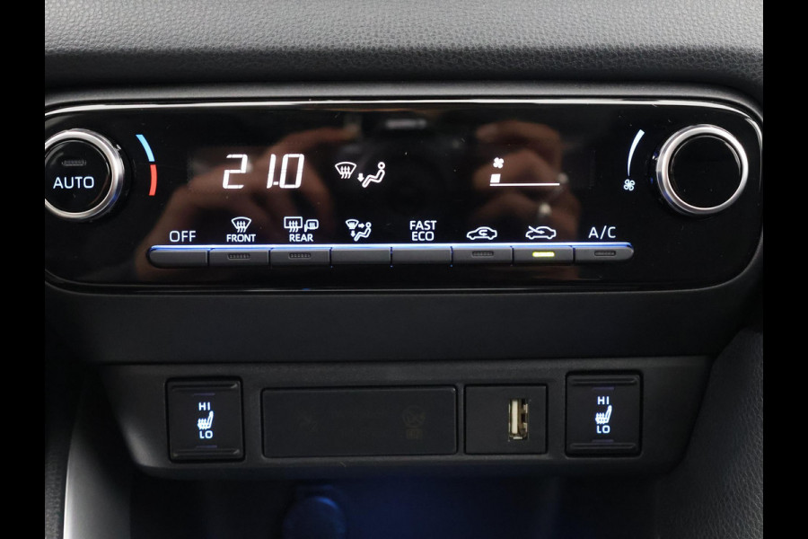 Toyota Yaris 1.5 HYBRID DYNAMIC 1e EIG. GARANTIE 8-2033 AUTOMAAT .CARPLAY NAVIGATIE . CAMERA . STOELVERWARMING . APPLE CARPLAY & ANDROID AUTO.