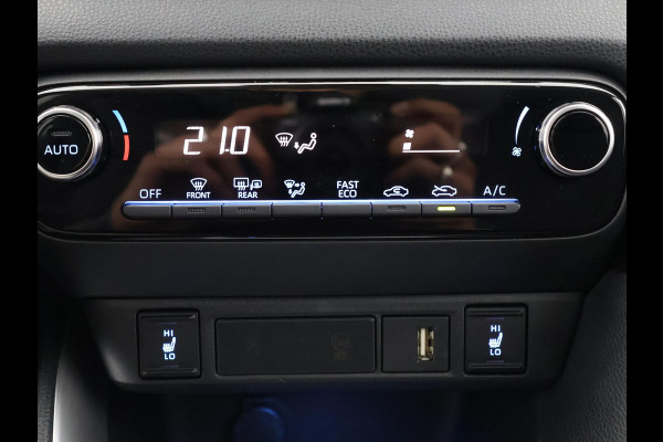 Toyota Yaris 1.5 HYBRID DYNAMIC 1e EIG. GARANTIE 8-2033 AUTOMAAT .CARPLAY NAVIGATIE . CAMERA . STOELVERWARMING . APPLE CARPLAY & ANDROID AUTO.