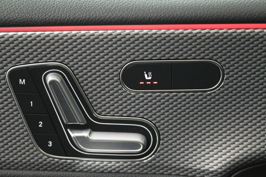 Mercedes-Benz A-Klasse 180 Business Solution Luxury (PANORAMADAK, CAMERA, SFEERVERLICHTING, ELEKT. STOELEN, 1e EIGENAAR)
