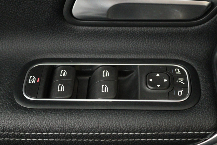 Mercedes-Benz A-Klasse 180 Business Solution Luxury (PANORAMADAK, CAMERA, SFEERVERLICHTING, ELEKT. STOELEN, 1e EIGENAAR)