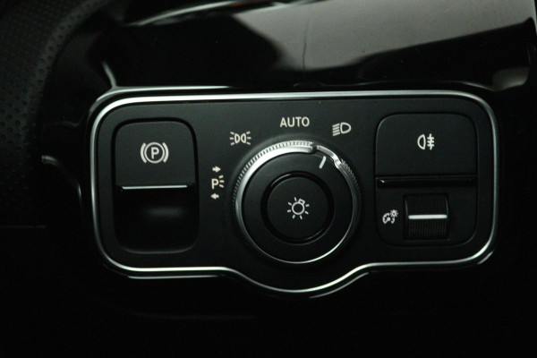 Mercedes-Benz A-Klasse 180 Business Solution Luxury (PANORAMADAK, CAMERA, SFEERVERLICHTING, ELEKT. STOELEN, 1e EIGENAAR)