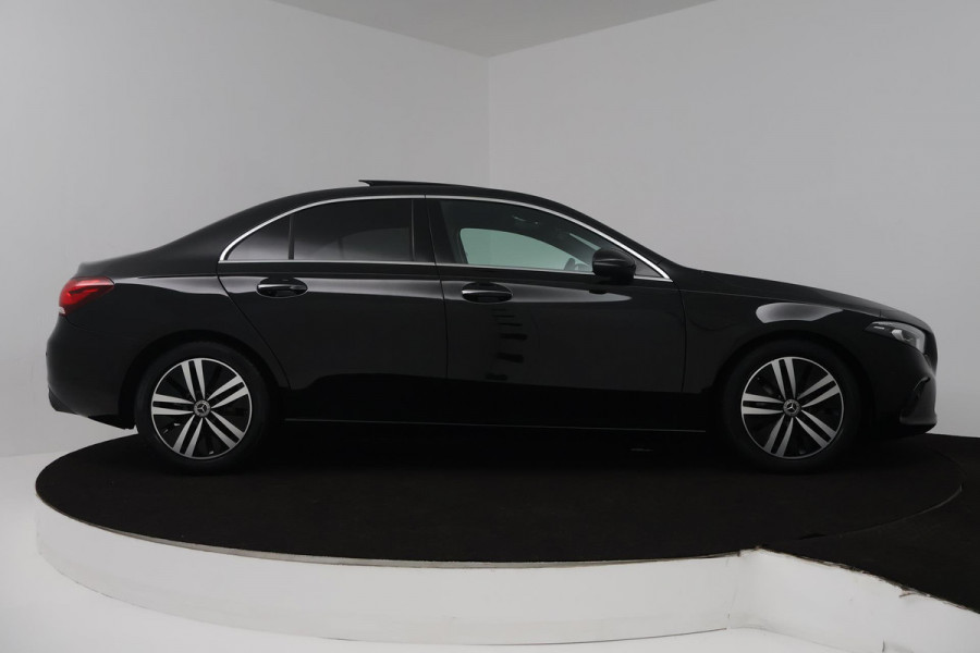 Mercedes-Benz A-Klasse 180 Business Solution Luxury (PANORAMADAK, CAMERA, SFEERVERLICHTING, ELEKT. STOELEN, 1e EIGENAAR)