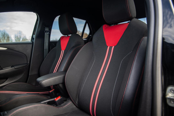 Opel Corsa 1.2 Turbo GS BLACK LINE / APPLE CARPLAY / AUTOMAAT / 360 CAMERA / STOELVERWARMING