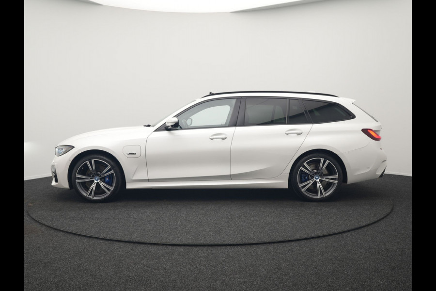 BMW 3 Serie Touring 330e xDrive M Sport Plug In Hybrid 293pk Dealer O.H. PHEV | Panodak | Head Up | Adaptive Cruise | Laser LED | 360 Camera | 19"L.M | Alcantara Sportstoelen Memory & Verwarmd | Sfeerverlichting | Apple Carplay | Keyless | Blis | Navigatie | Virtu