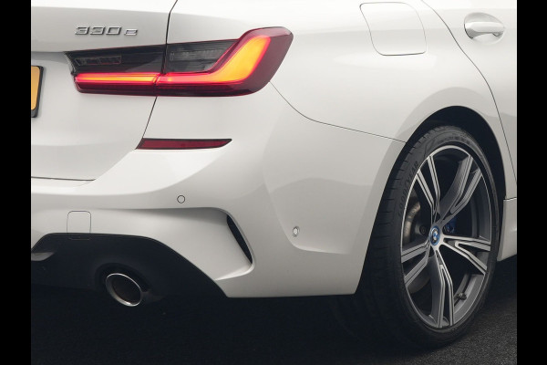BMW 3 Serie Touring 330e xDrive M Sport Plug In Hybrid 293pk Dealer O.H. PHEV | Panodak | Head Up | Adaptive Cruise | Laser LED | 360 Camera | 19"L.M | Alcantara Sportstoelen Memory & Verwarmd | Sfeerverlichting | Apple Carplay | Keyless | Blis | Navigatie | Virtu