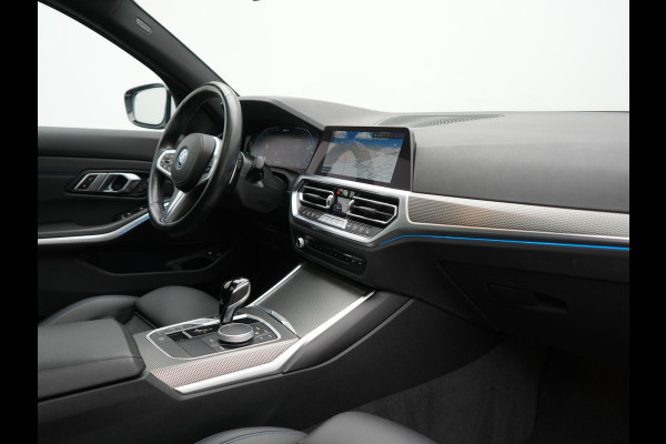 BMW 3 Serie Touring 330e xDrive M Sport Plug In Hybrid 293pk Dealer O.H. PHEV | Panodak | Head Up | Adaptive Cruise | Laser LED | 360 Camera | 19"L.M | Alcantara Sportstoelen Memory & Verwarmd | Sfeerverlichting | Apple Carplay | Keyless | Blis | Navigatie | Virtu